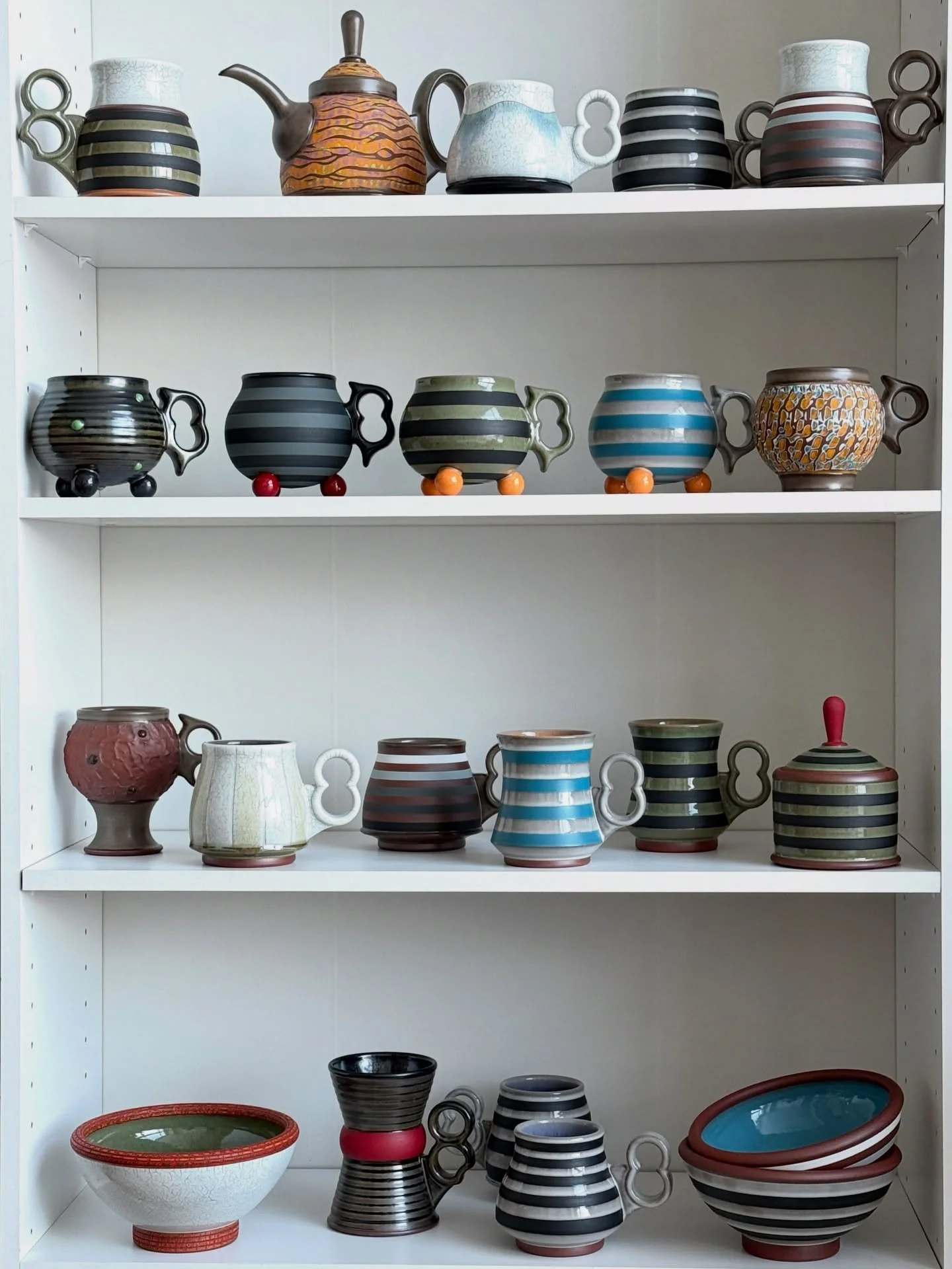 Pots on the shelf for a couple more days before I shuffle my inventory around a bit 🎁 
Cheers! 🤜🏼☕️🤛🏼
.
.
.
#pottery #mugs #ceramics