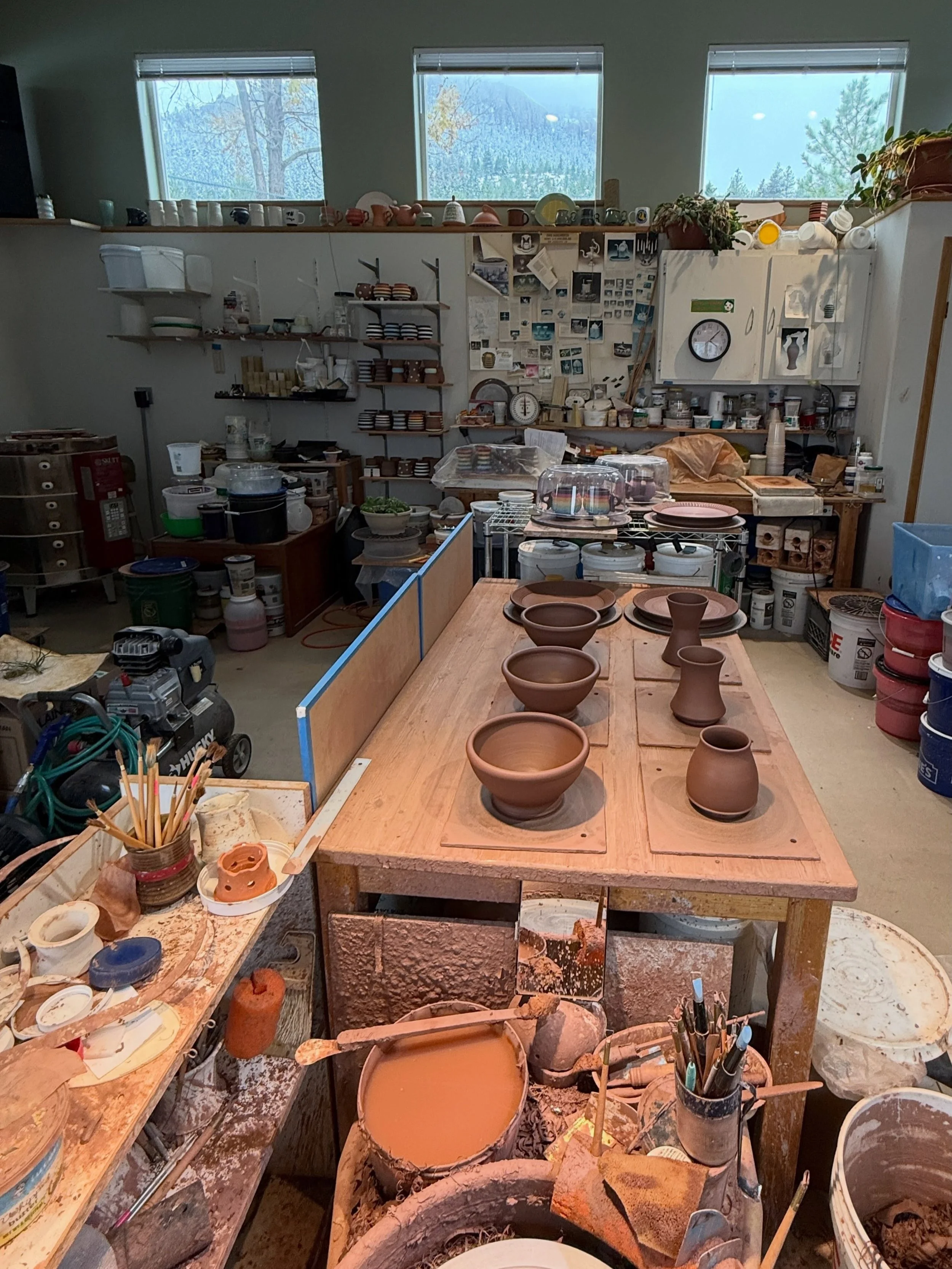 Assortment of things goin&rsquo; on here in the stood 
☕️🥣🍽️
#pottery #platebowlmugshotmonday #wip
#mugshotmonday #ceramics