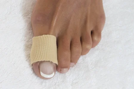 45990512_S_toe_fracture_bandage.jpg