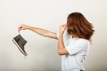 58110133_S_smell_feet_woman_shoe_nose_pinching.jpg