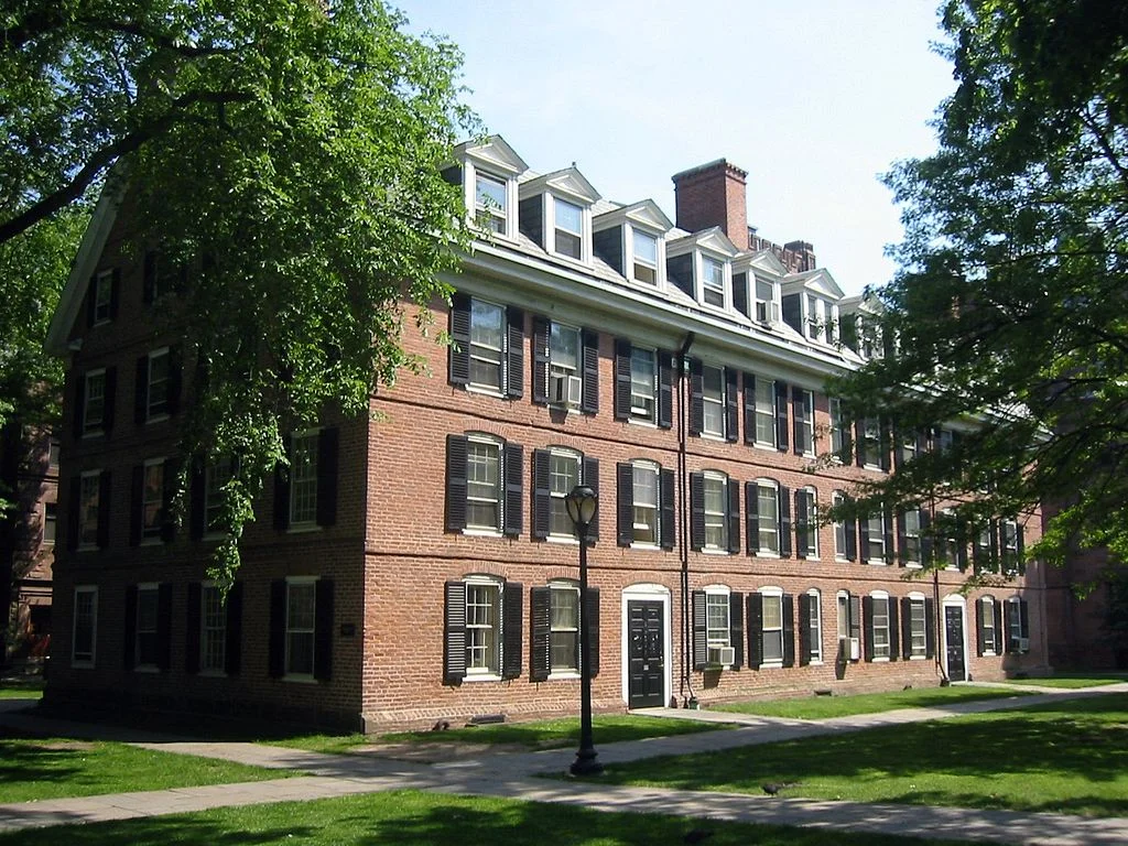 1024px-Connecticut_Hall.jpg