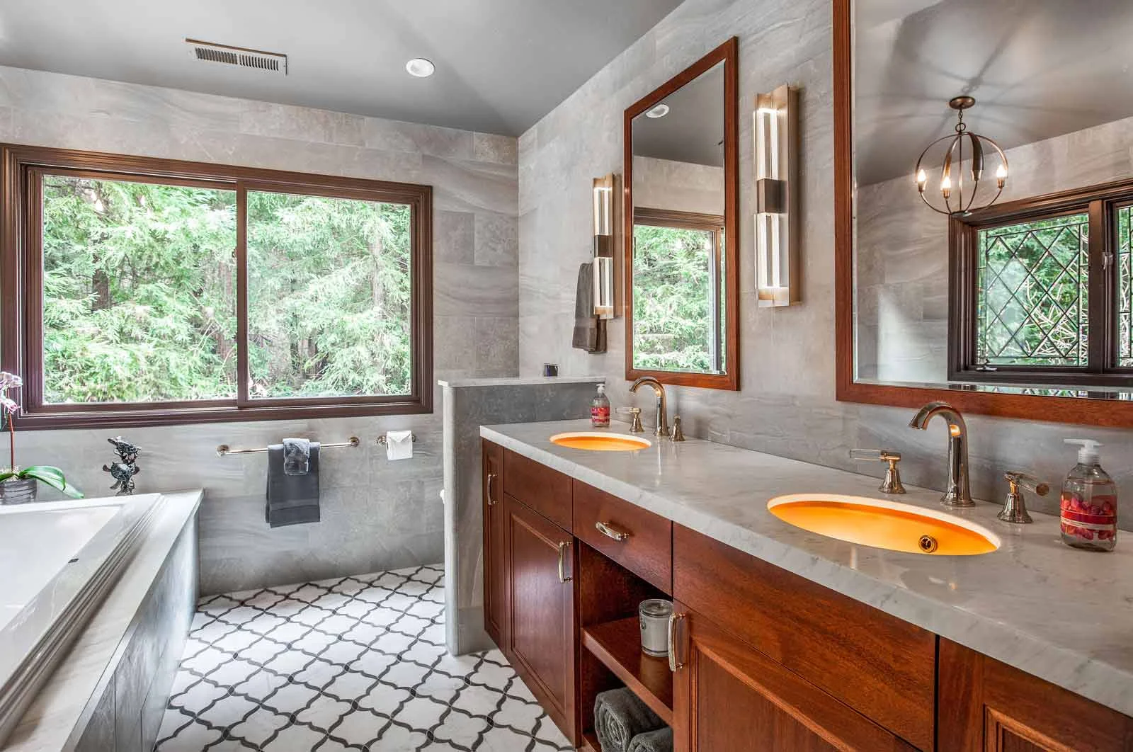 Master Vanity & Tub
