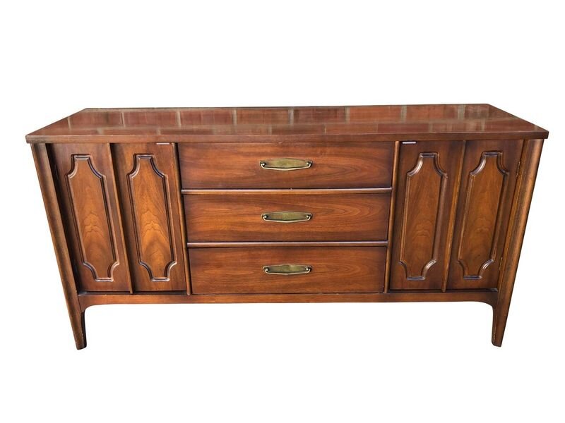 Mid Century Modern Sideboard, Media Credenza, Dresser In the Manner of Broyhill Emphasis
