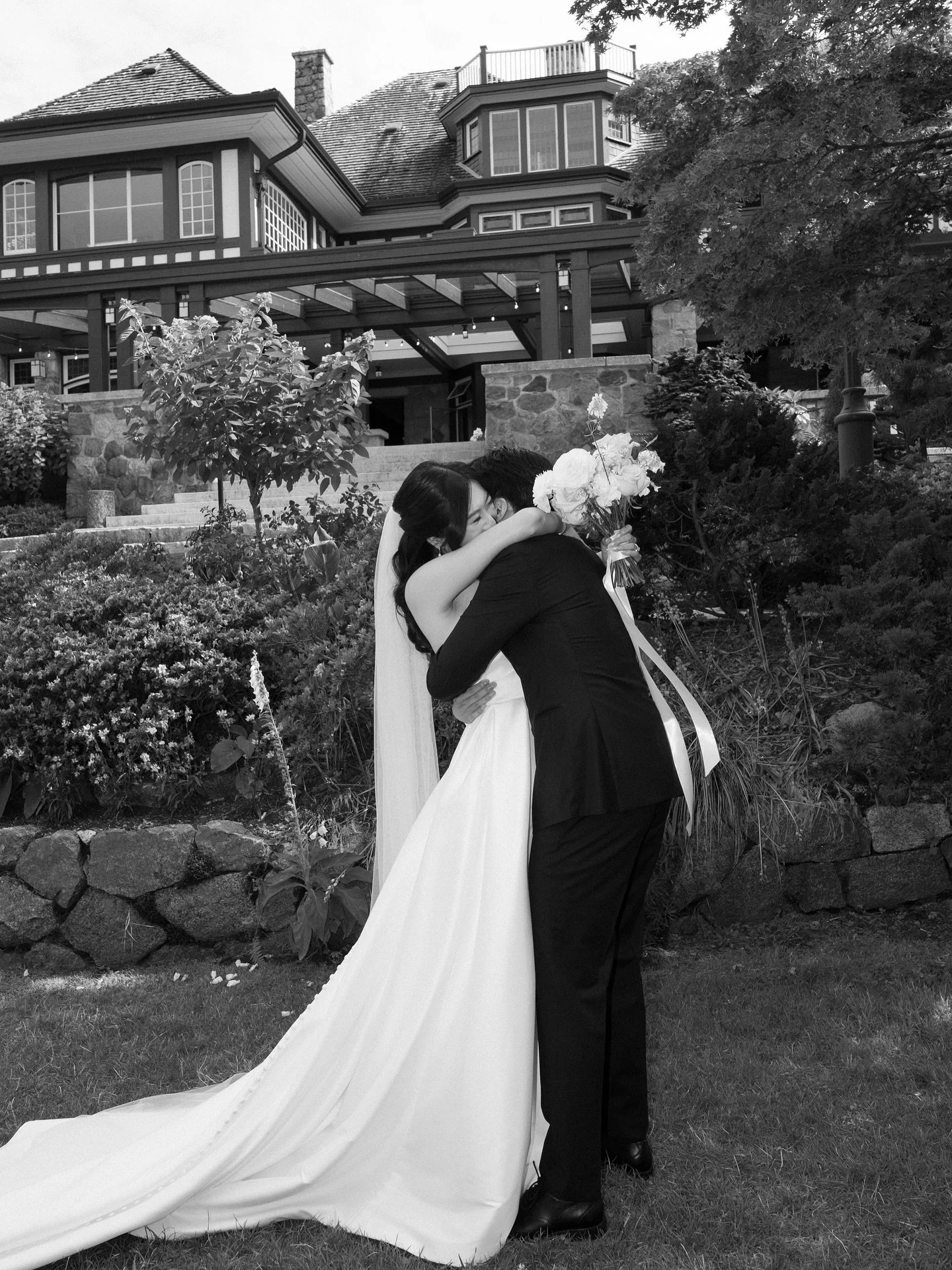Can we just take a moment to talk about 𝘧𝘦𝘦𝘭𝘪𝘯𝘨 𝘢𝘭𝘭 𝘵𝘩𝘦 𝘧𝘦𝘦𝘭𝘴 on your wedding day??? 🥹✨
It&rsquo;s something we hear often from new couples when they first discover our work - and honestly, it means the world. We truly believe that