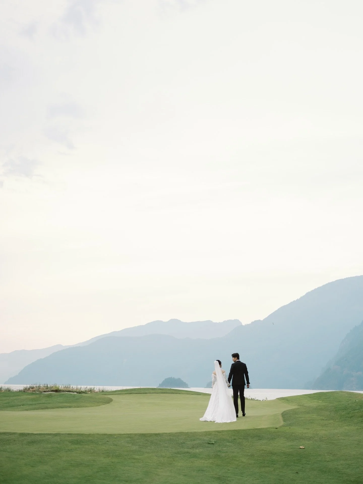 When this is your wedding day 🥹✨ 
For all the nature and golf lovers out there, this venue might just be the ultimate West Coast wedding dream! From our bride&rsquo;s exquisitely detailed gown to the soft, hazy skies&hellip; from their ethereal outd