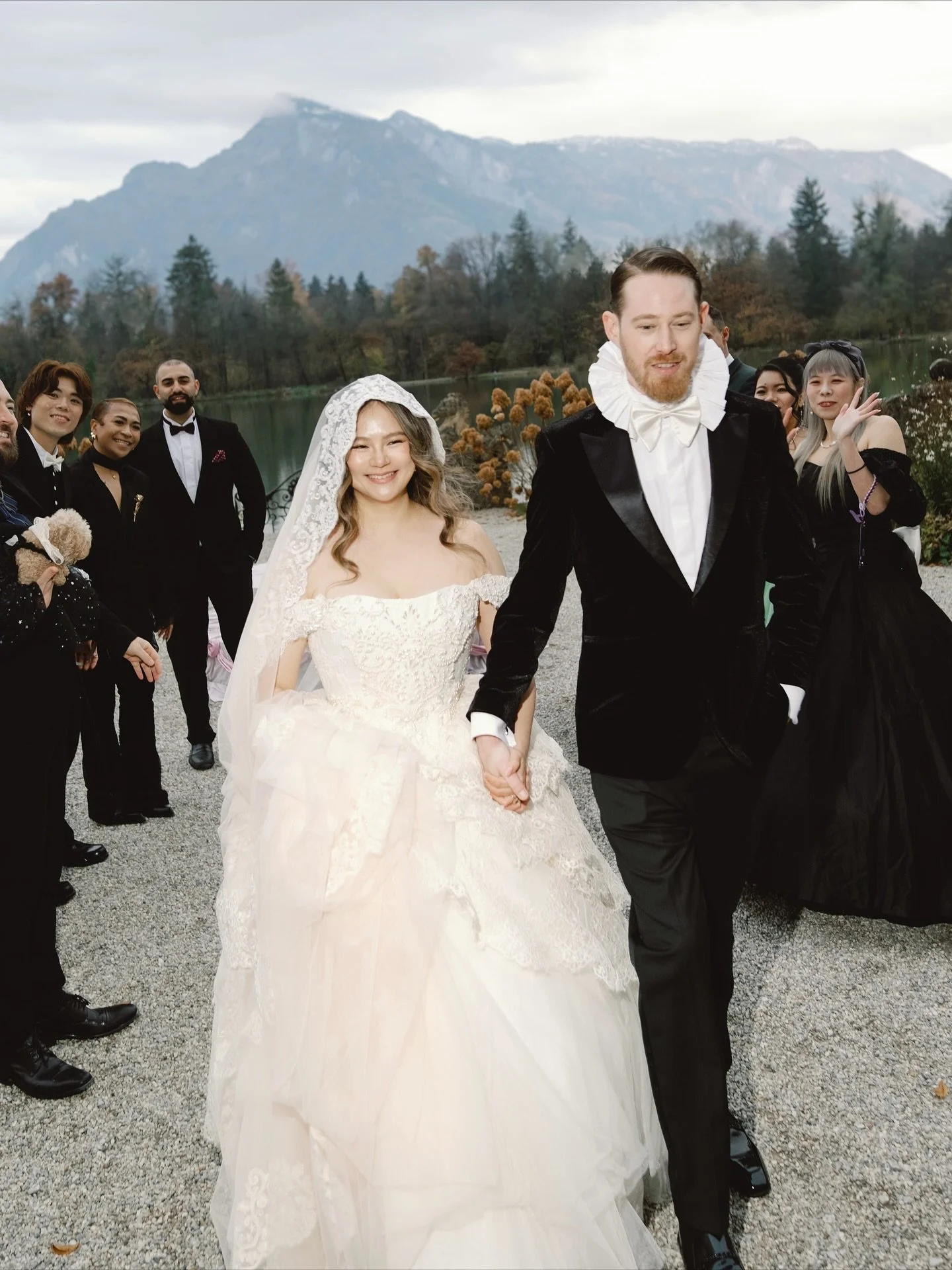 CUE CASTLE WEDDING GOALS ✨ Truly, this was one European destination wedding for the books 🫶🏼 

A glimpse into a dreamlike celebration we had the honour of capturing in the heart of Salzburg, Austria 🇦🇹 - a destination wedding set within the breat