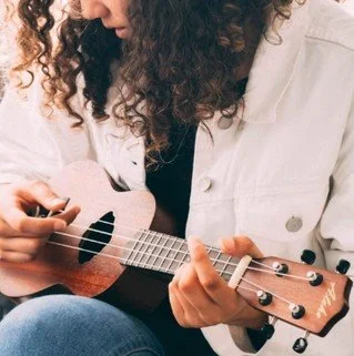 🎶 Got a ukulele collecting dust? Always wanted to learn?
Whether you're a total beginner or already strumming your way through a few tunes, this class is for you! Join us for a fun, relaxed uke jam where we&rsquo;ll cover technique basics, finger-pi