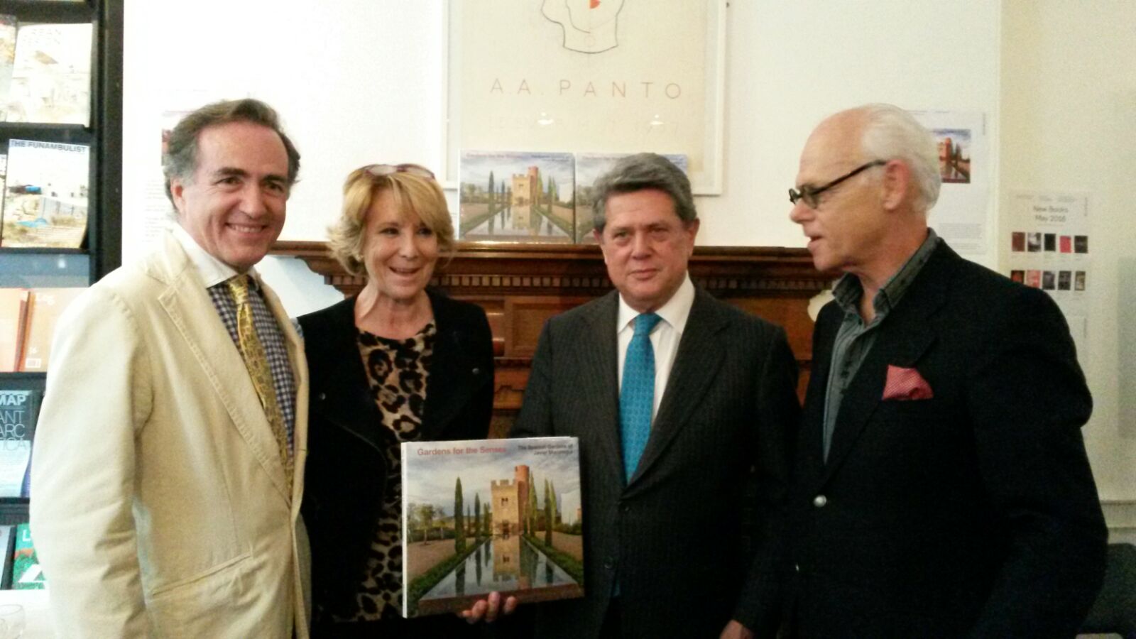 De izquierda a derecha: Javier Mariátegui, Esperanza Aguirre, el Embajador de España en Reino Unido, Federico Trillo y el decorador Juan Luis Libano en el acto de presentación del libro. 