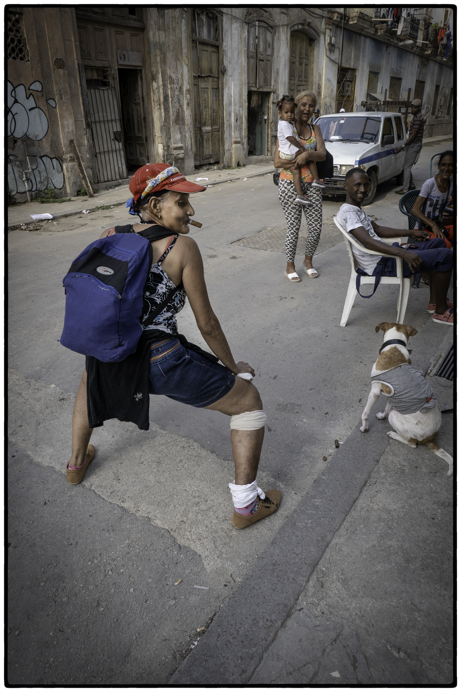 Smoking and twerking grandma, Central Havana