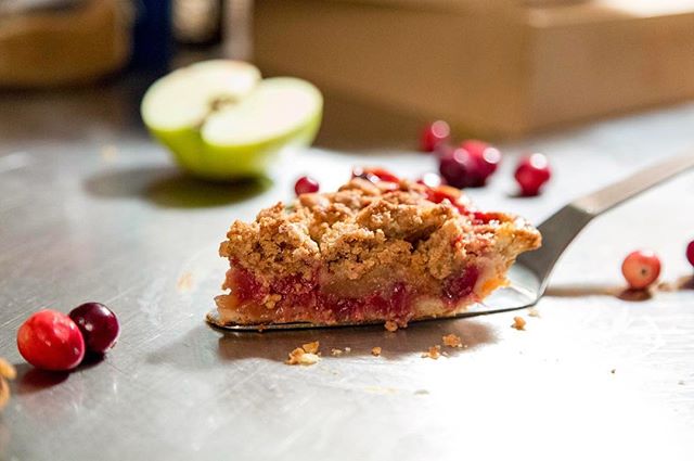 ✌🏽Love, Piece and Harmony✌🏽#CranberryAppleCrumblePie 🥧 Photo by @mike_coalburner 📸 Food Stylin&rsquo; by @mega__babe 🍯