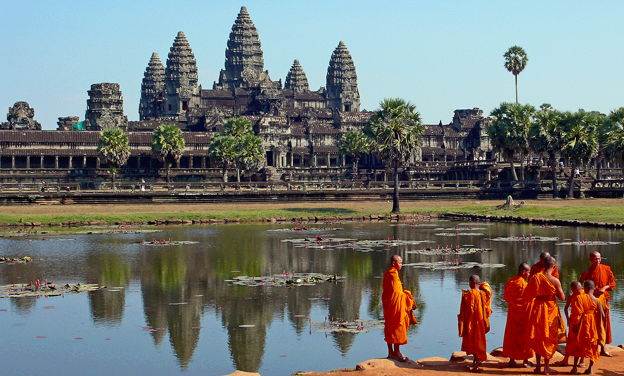Buddhist_monks_in_front_of_the_Angkor_Wat.gif
