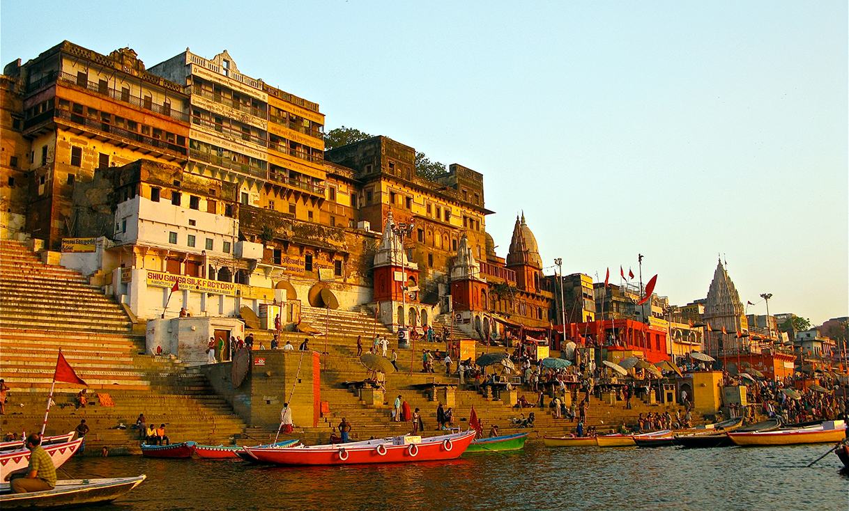 Ahilya_Ghat_by_the_Ganges,_Varanasi-wiki.jpg