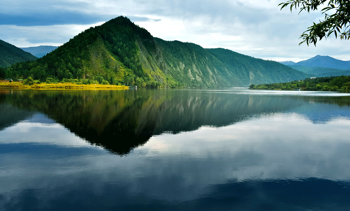 AK-Taylor-Travel-Rwanda-Mountain-Lake.gif