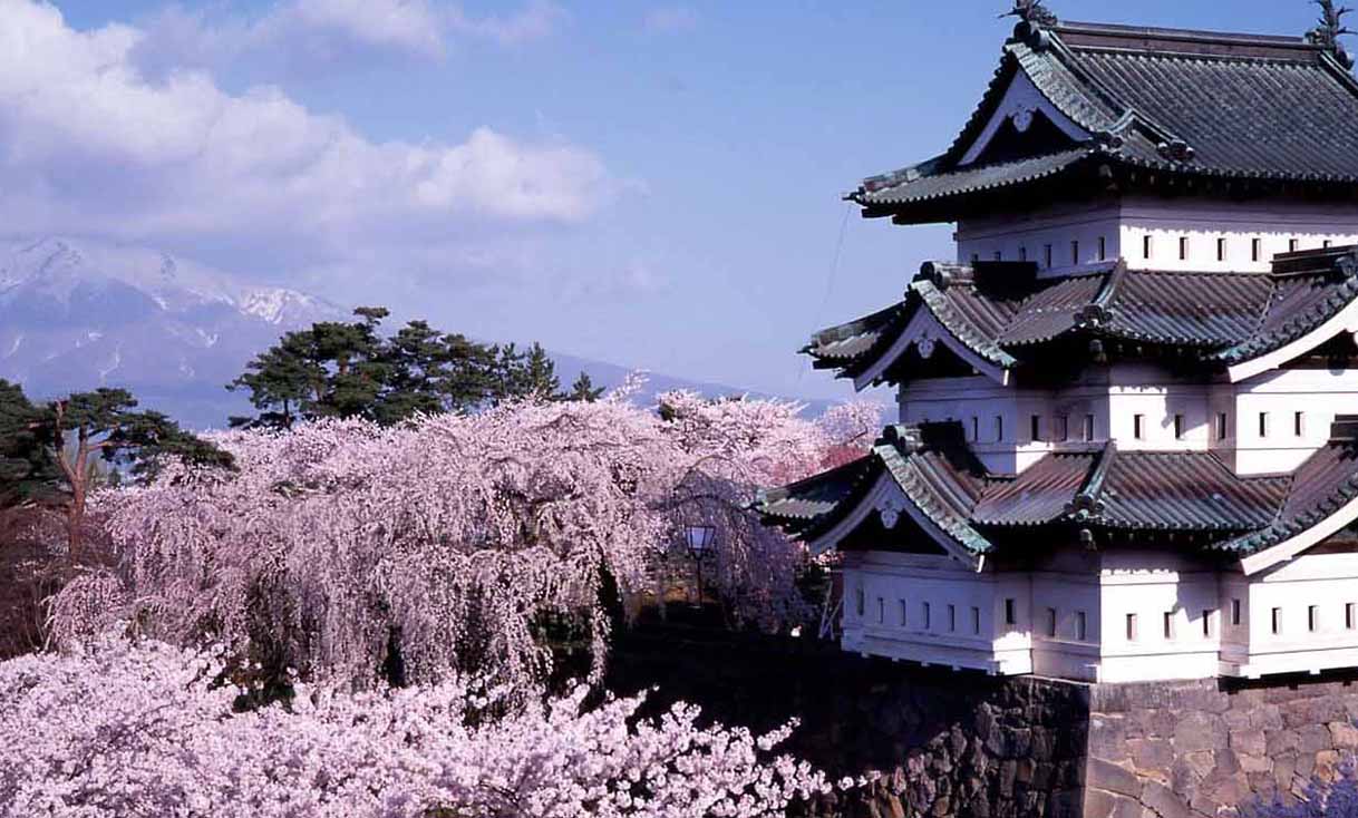 hirosaki caslte in aomori cropped.jpg