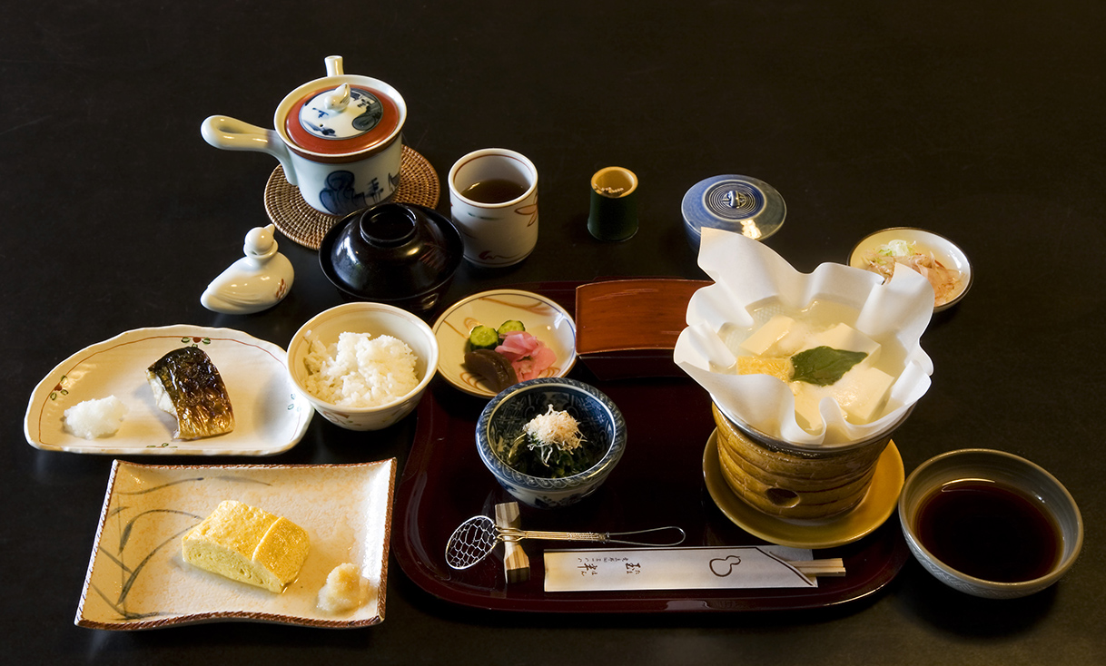 Breakfast_at_Tamahan_Ryokan,_Kyoto.jpg