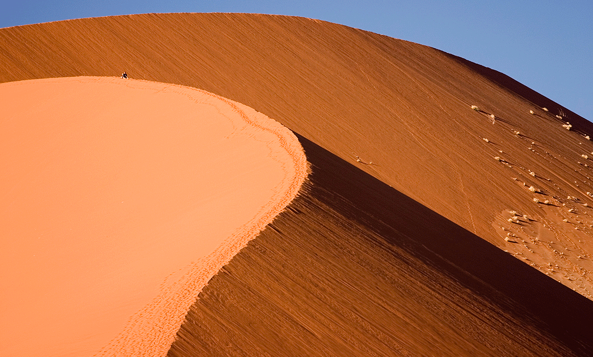 ak-taylor-travel-namibia-Sossusvlei_Dune_Namib_Desert_Namibia_Luca_Galuzzi_2004.gif