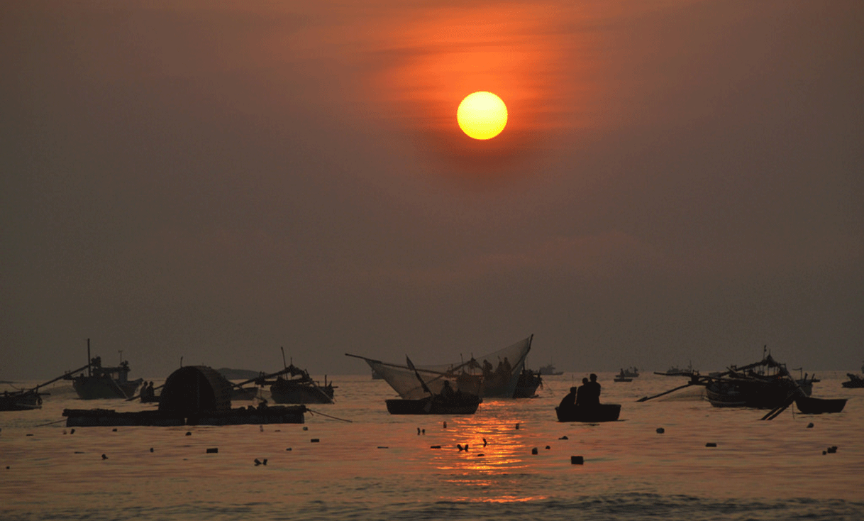 ak-taylor-travel-vietnam-sunrise-eastern-sea.gif