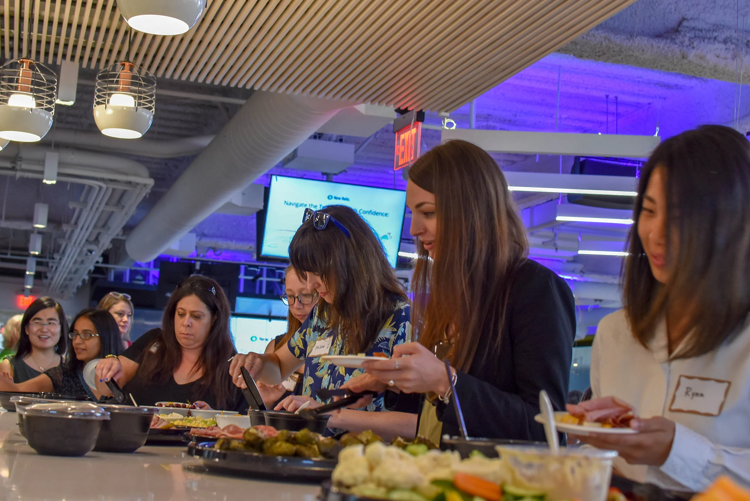 PDXWIT | How to Navigate the Tech Field @ New Relic | 08-06-18 | Attendees grab a bite to eat