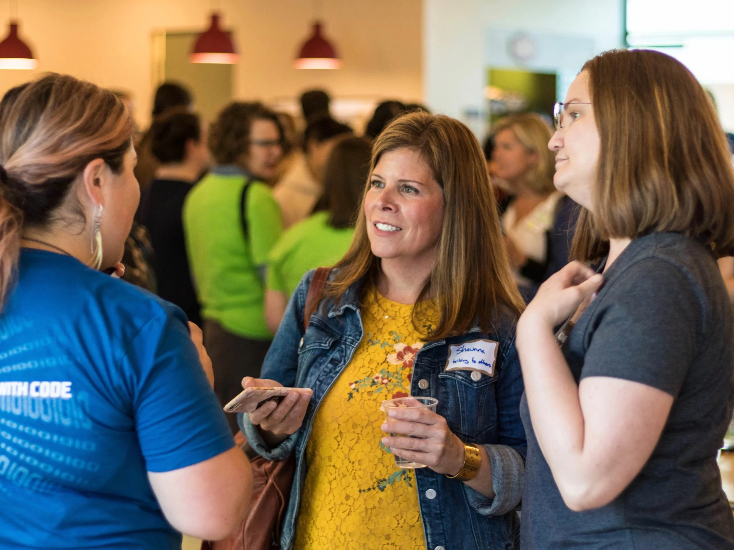 PDXWIT Happy Hour with Schrodinger @ WeWork Pioneer Place, 9/18/18, Attendees chat with presenter Shauna Levy.