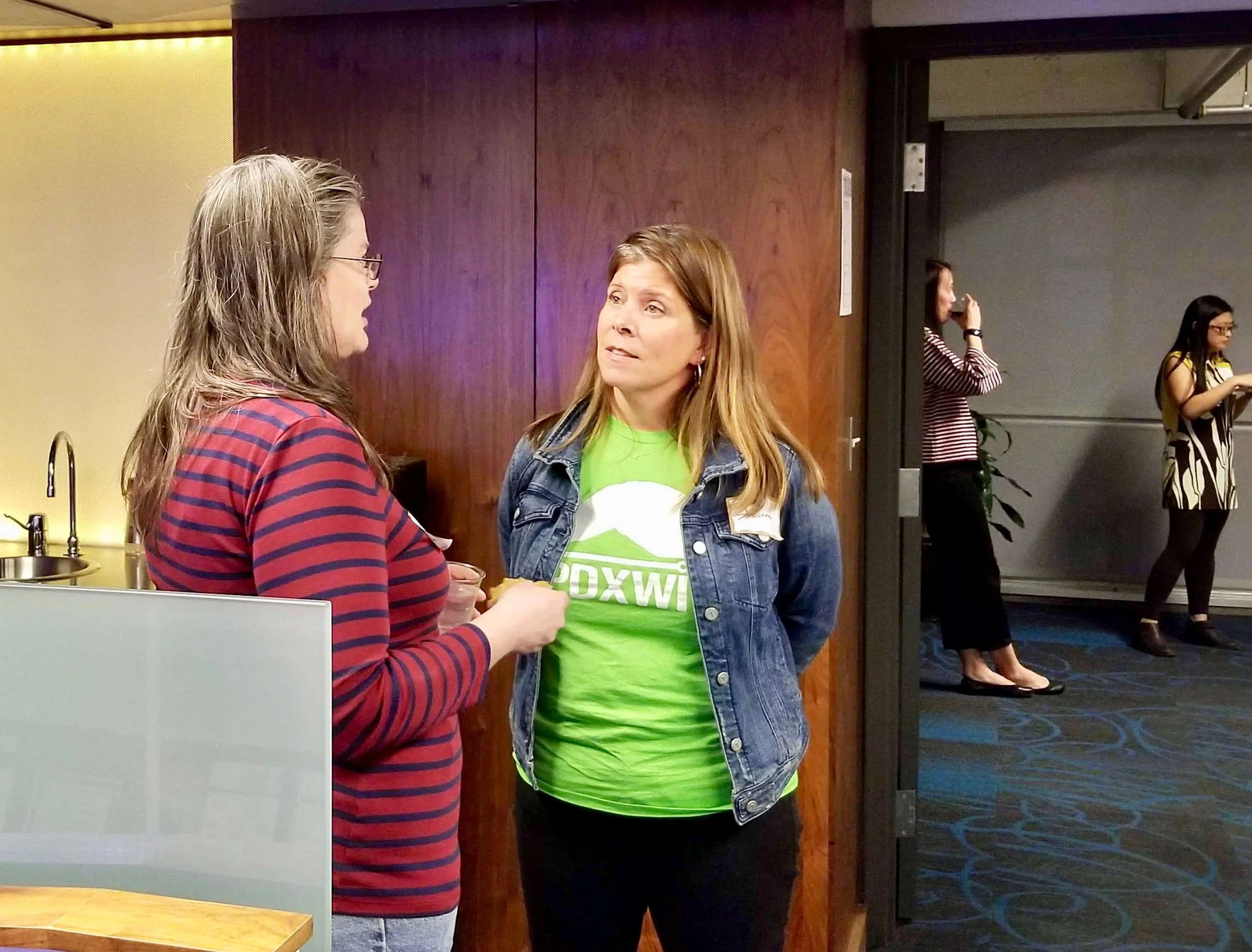 PDXWIT Volunteer Info Night @ R2C Group, 10/15/18, Attendees mingle