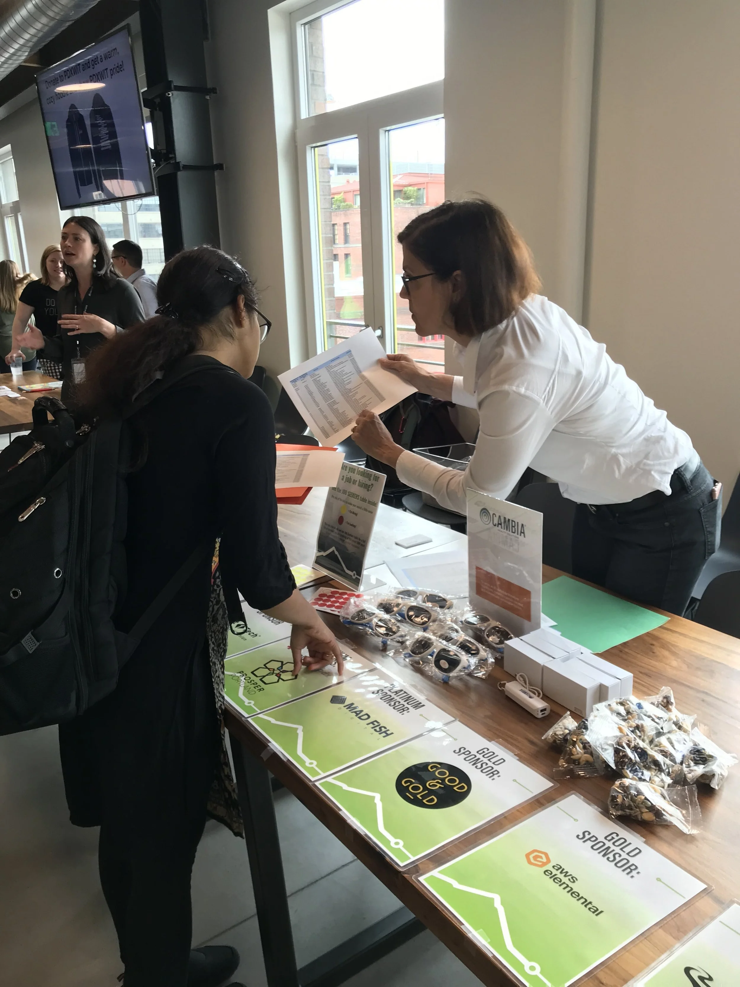 PDXWIT-May-Happy-Hour-Vacasa_2019-05-21_Cambia Recruiter and Job Seeker.jpg