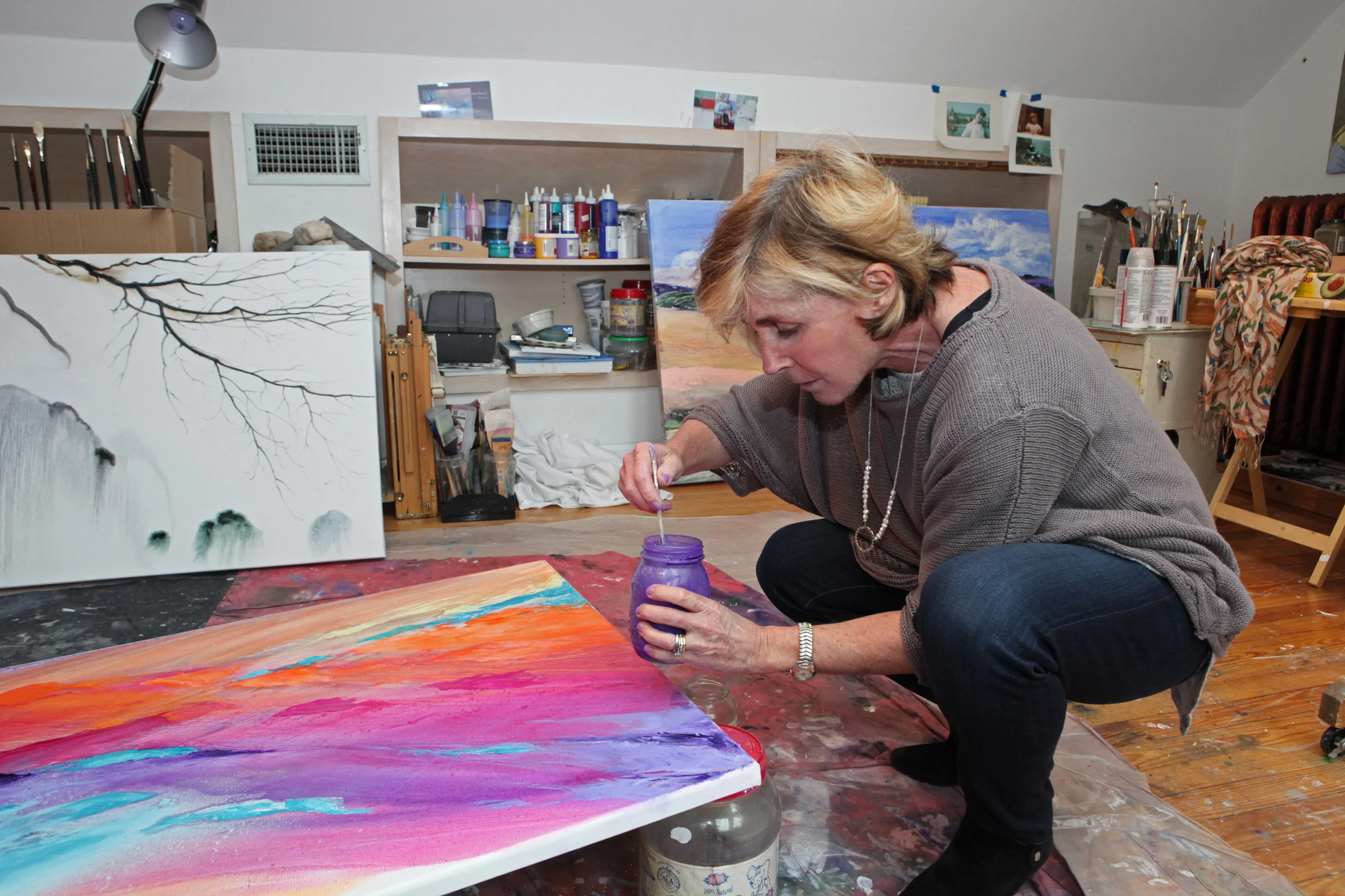 Lisa Cuscuna in Studio pouring paint 2016