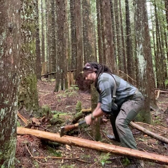 Got my workout on in the woods with a project today. Honestly, what says &ldquo;manly-mountainman&rdquo; more than swinging an axe, carrying felled wet trees, and a checkered pattern wool shirt?? .
.
.
@hultsbruk1697 
@fjallravenofficial 
@fjallraven