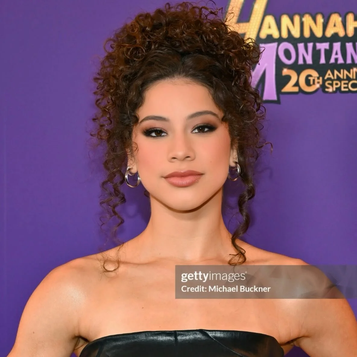 @kiararomero x Hannah Montana 20th

#makeup used &hellip;.

Concealer &amp; Highlight 
@maxinesrevenge  French Face - light sand 

Contour 
@anastasiabeverlyhills Smooth Blur - Shadow

EyeShadow 
@yslbeauty Mini Couture Clutch - 400 

Blush 
@patrick