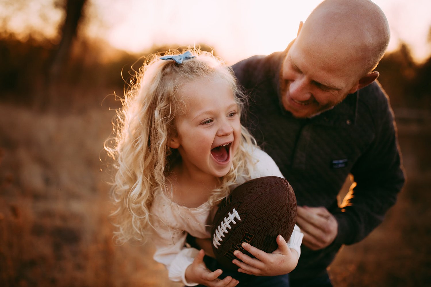 pay attention to the emotions to make cool dad and daughter photoshoot