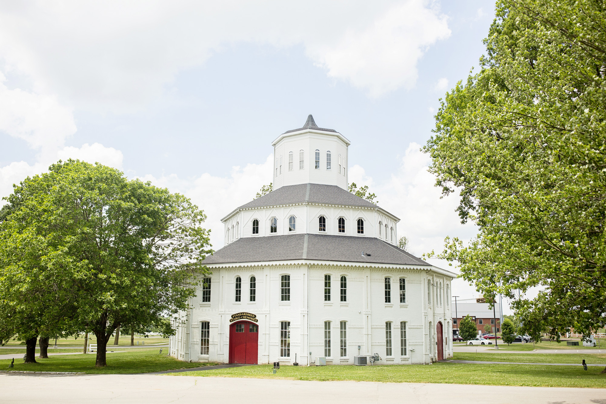 Seriously_Sabrina_Photography_Lexington_Kentucky_Round_Barn_Red_Mile_Stable_of_Memories_Wedding_Hart_2.jpg