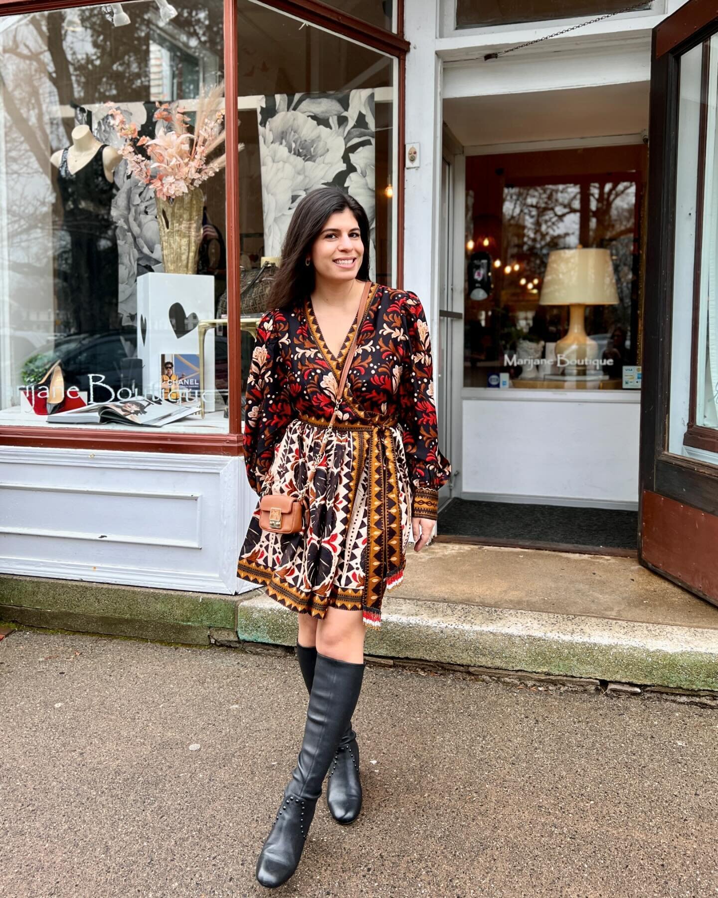 Just a small splash of red with this fabulous Farm Rio dress, and snatch up this cute Anya Hindmarch bag now on clearance!

DM on instagram for info!
.
.
.
#shopsmall #shoplocal #Connecticut #shopconsignment #guilfordct #womenownedbusiness #marijaneb
