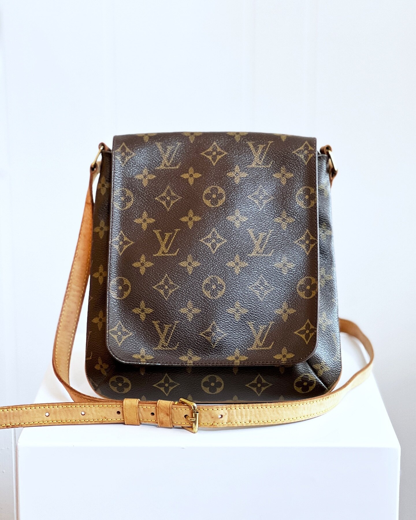 New bag alert!
Louis Vuitton Salsa Crossbody 
Shop in store or on our website!
.
.
.
#shopsmall #shoplocal #Connecticut #shopconsignment #guilfordct #womenownedbusiness #marijaneboutique #connecticutbusiness #connecticutboutique #retailtherapy #bouti