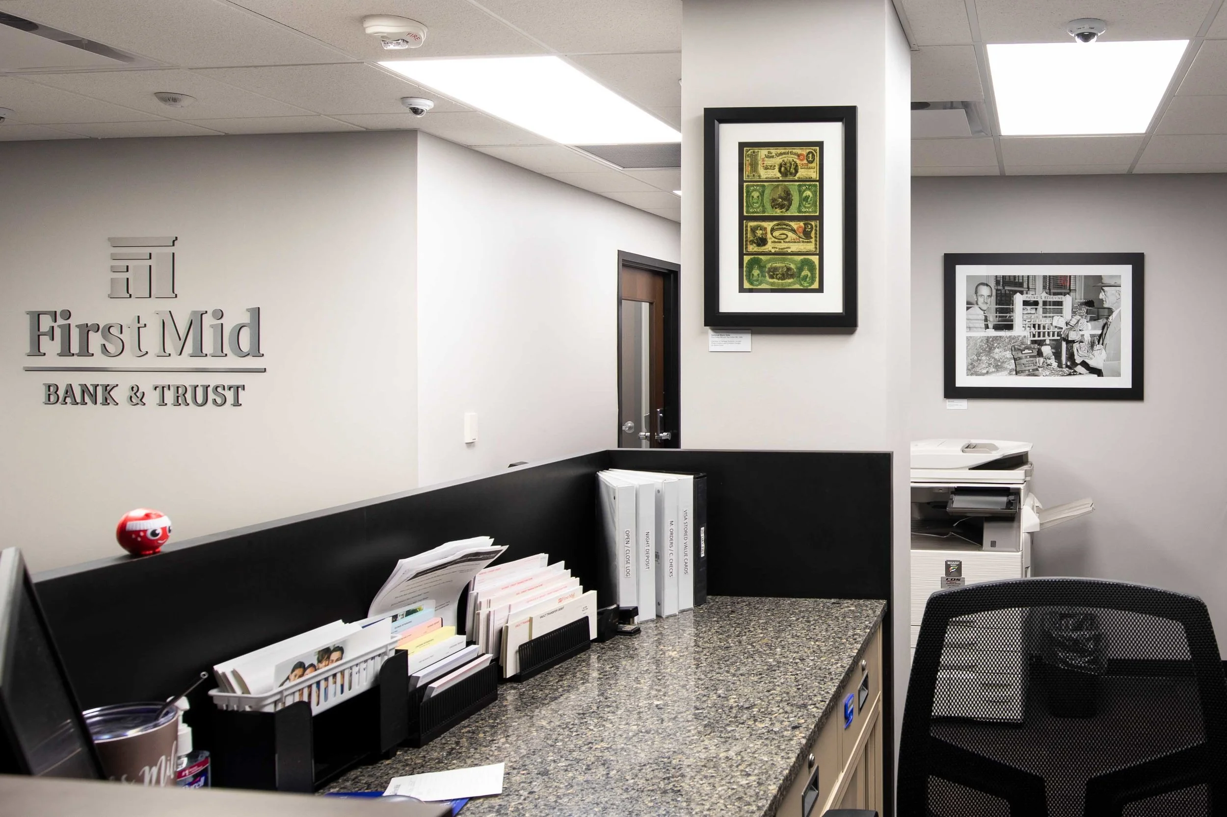 4_JennaCarlie_2019_Alton_First Mid Bank Installation.jpg
