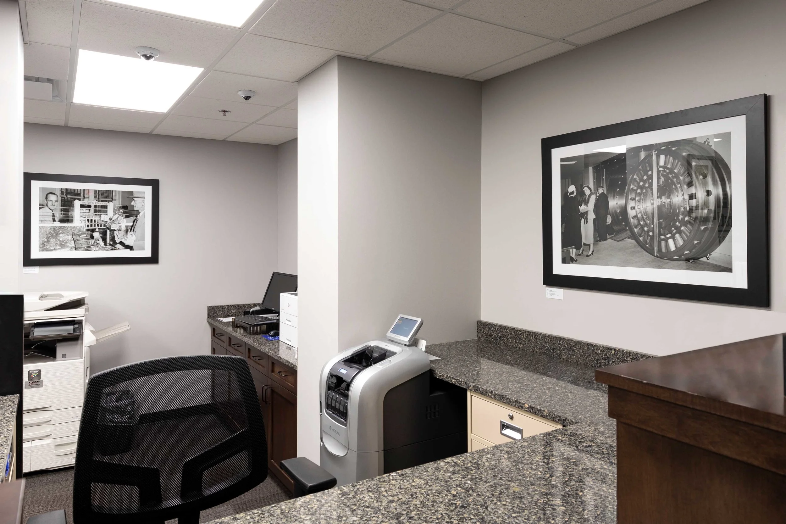 7_JennaCarlie_2019_Alton_First Mid Bank Installation.jpg