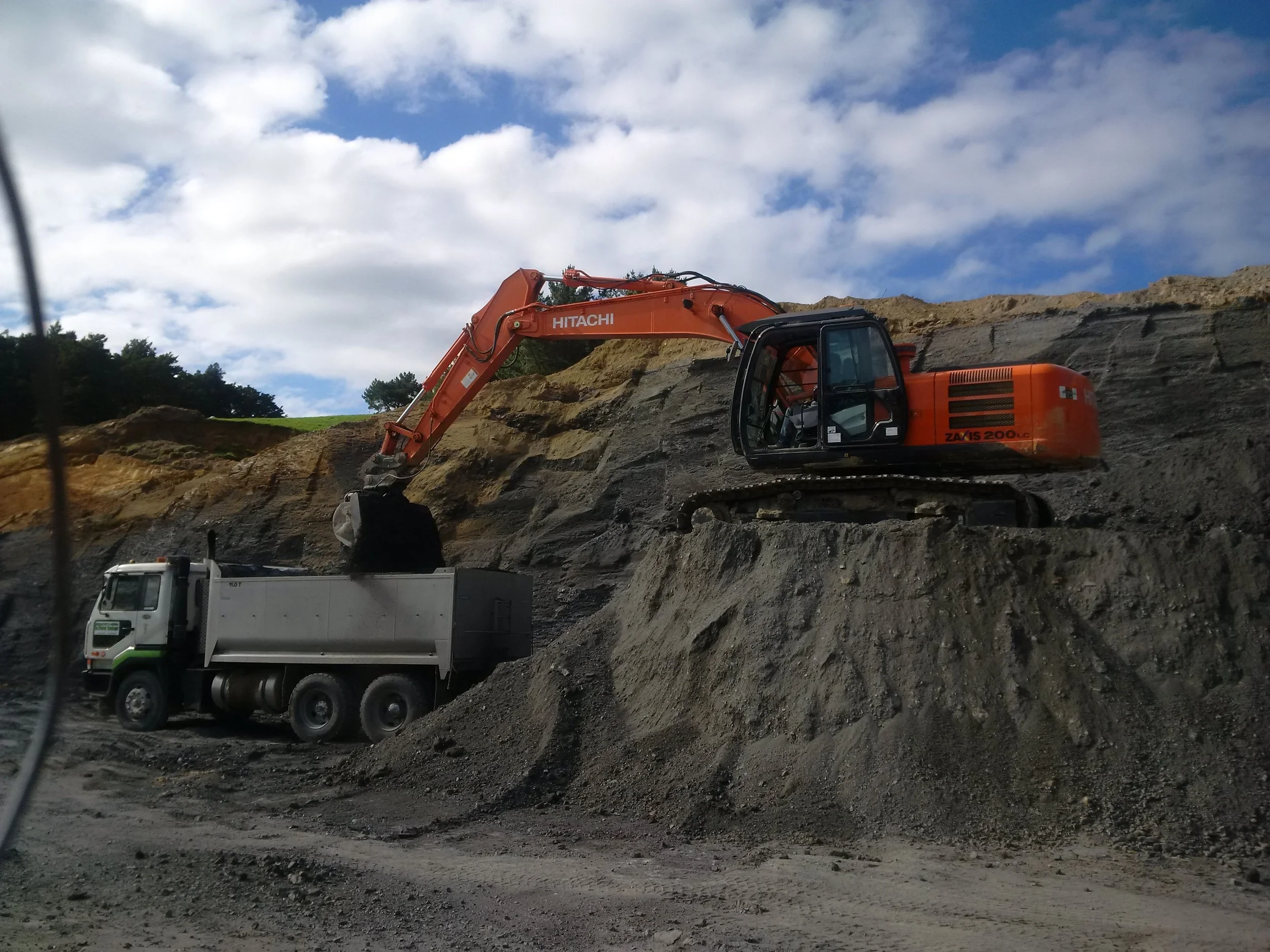 20-22 TON EXCAVATORS hill top view for rent