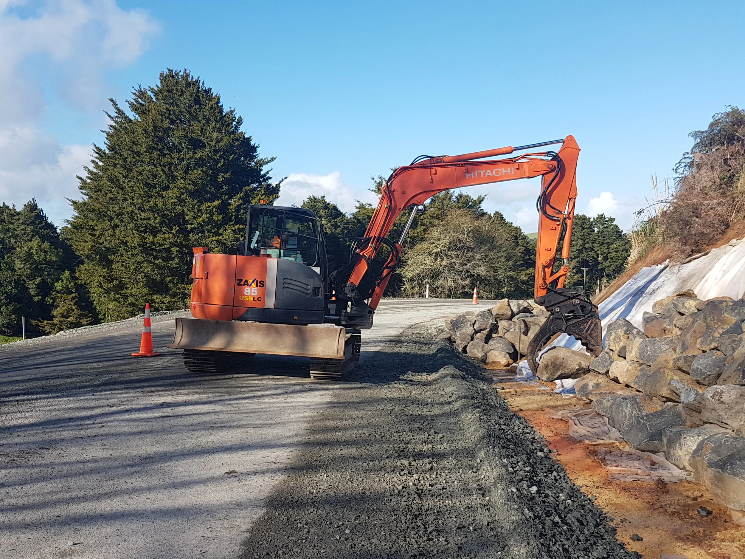 8 TON EXCAVATORS back view for rent