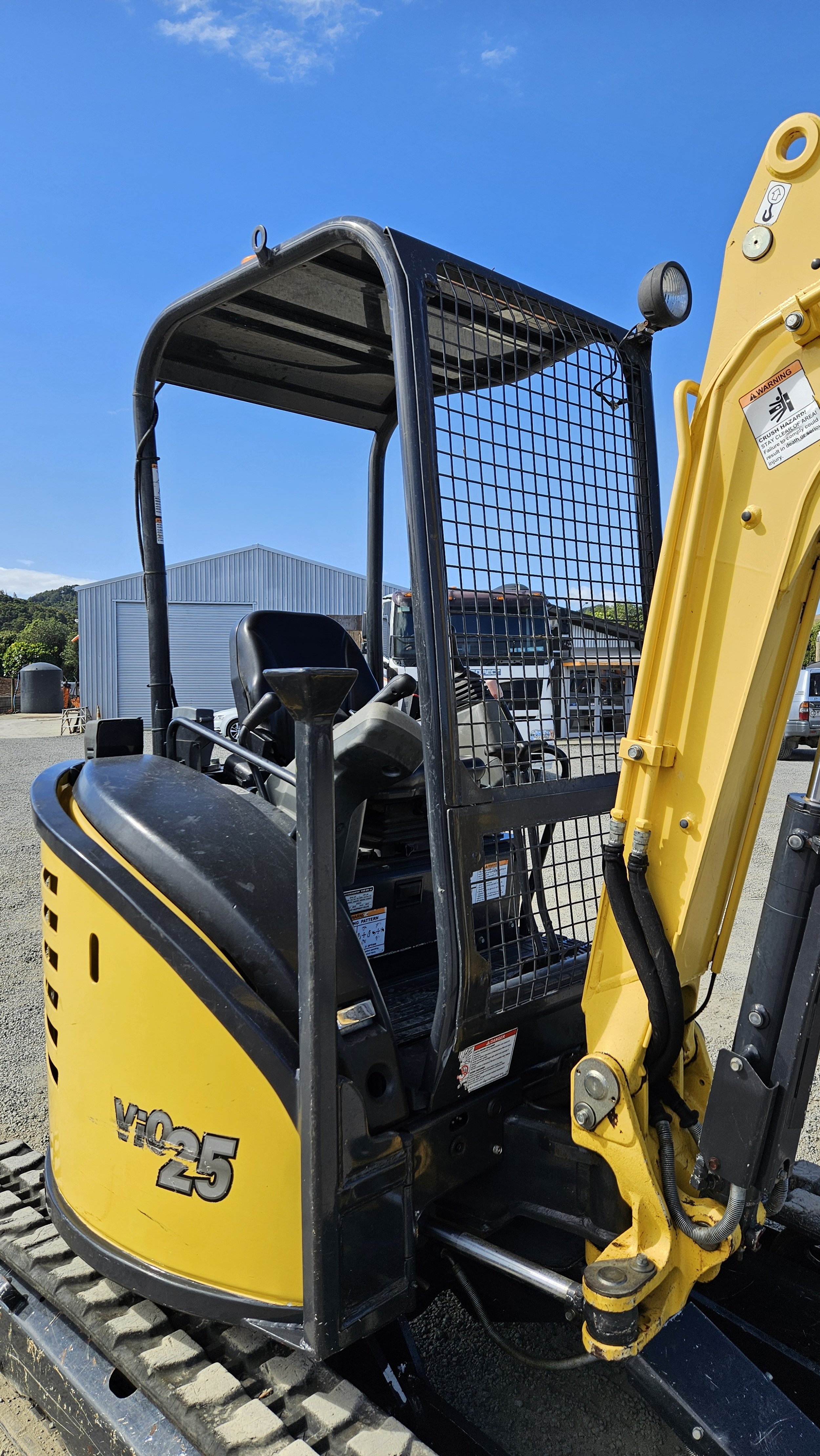 2.5T Yanmar Vio25-6A Excavator with rotating grapple for hire or rental