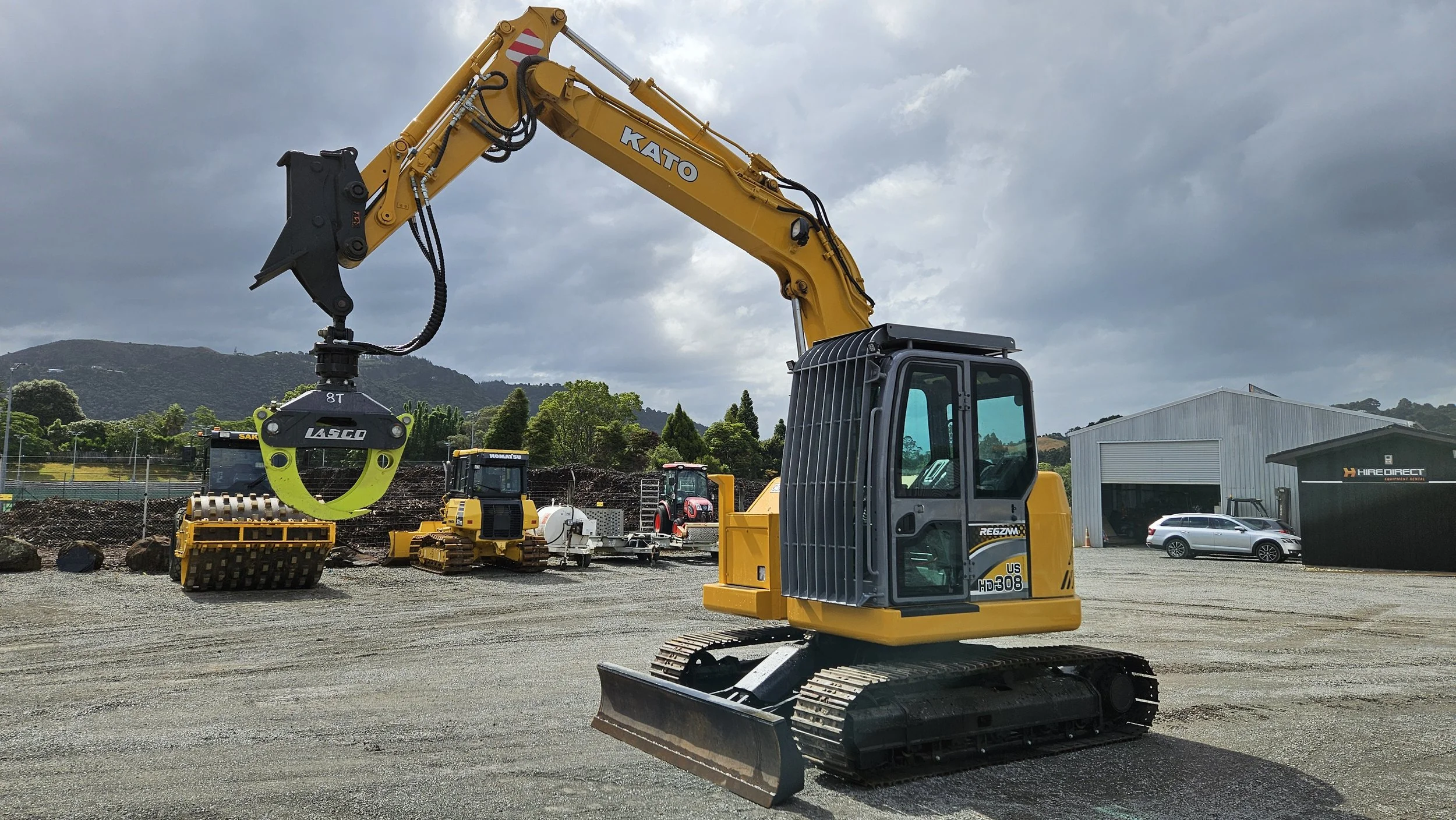 8T Kato HD308US-6 Excavator with rotating grapple for hire or rental