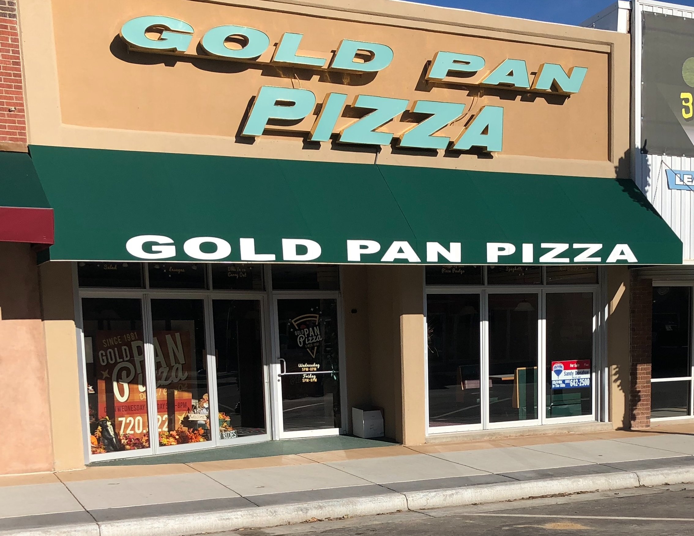 Gold+Pan+Pizza3.jpg