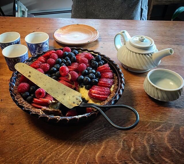 Tart. Will Swanson pie plate @willswansonpottery. Server by Erica Moody @ericaemoody. Fresh mint tea in Mary Louise Carter teapot #marylouisecarter.