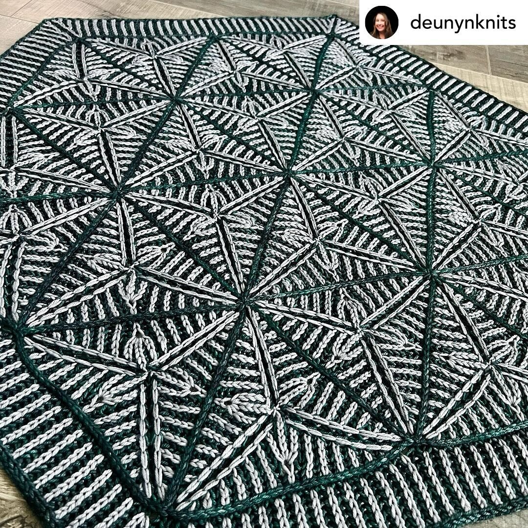 There&rsquo;s not much to say about this other than wow! Isn&rsquo;t it stunning?! 

#FindMeTechEditing

Posted @withregram &bull; @deunynknits I&rsquo;m very happy to announce that the Ternary Blanket is now available on Ravelry and Payhip. (Lovecra