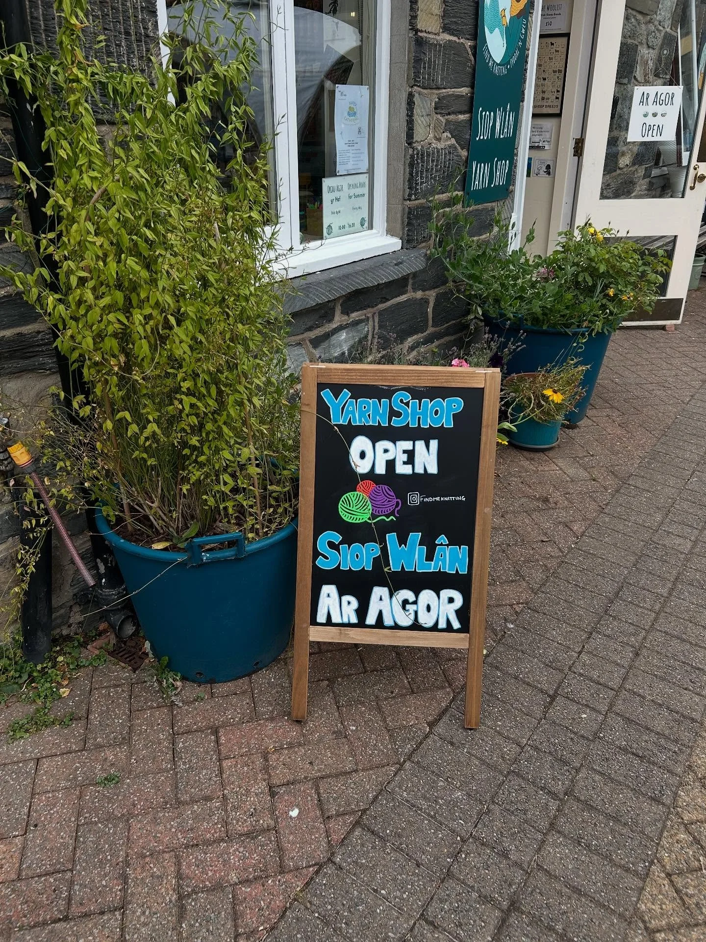 The old 3-legged blackboard has been retired (unceremoniously dumped in the bin) and replaced with a nice new brightly coloured one.

We&rsquo;re open this weekend and all next week, 10am until at least 4:30pm. 

 #FindMeKnitting #FyddainGweu 
#FindM
