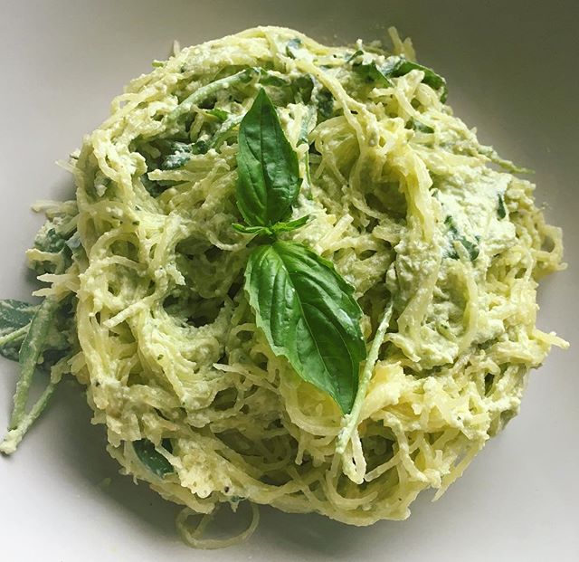 Spaghetti squash with vegan cashew pesto cream 🍴🌱🍝