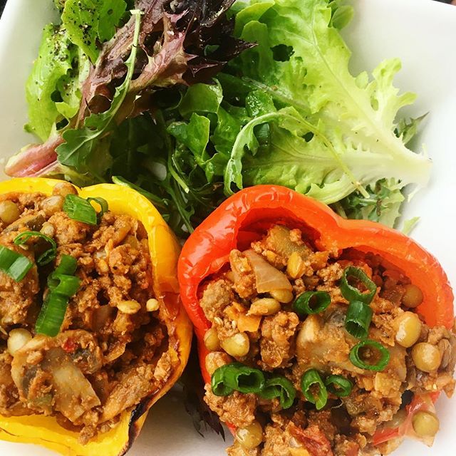 Grass fed beef and lentil chilli stuffed bell peppers 🌶 Part of a big GAPS meal prep yesterday. 🍴😊