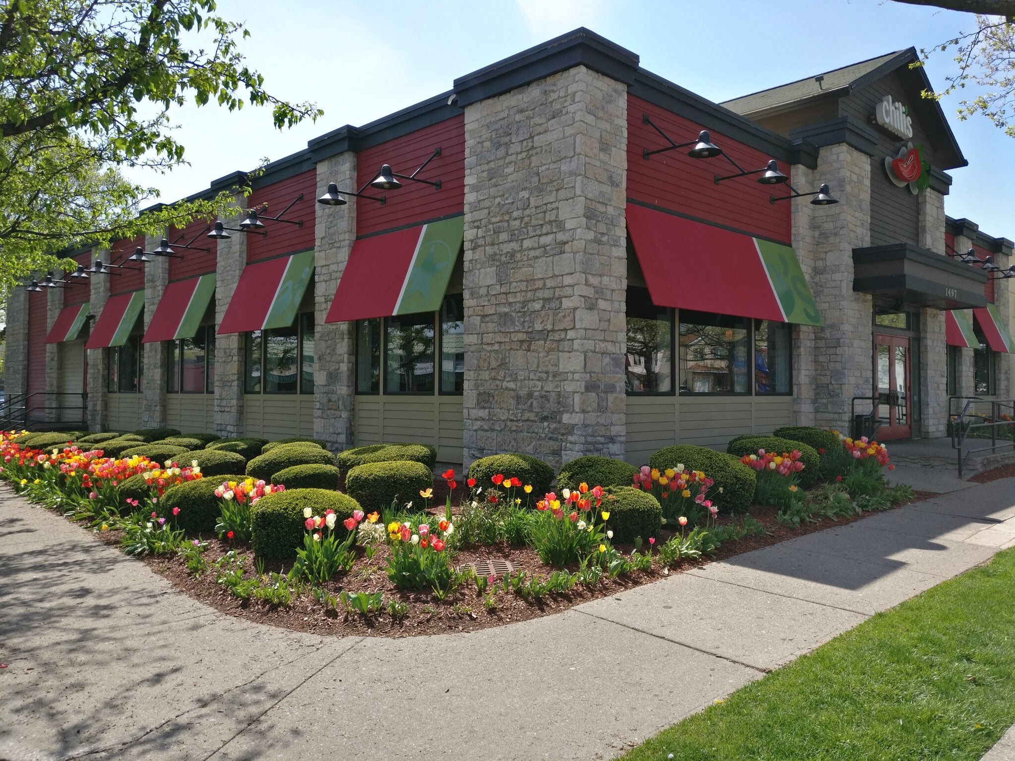 The new store will be revamped to feature Chili's current store design, similar to this location. Photo via @Chilis.