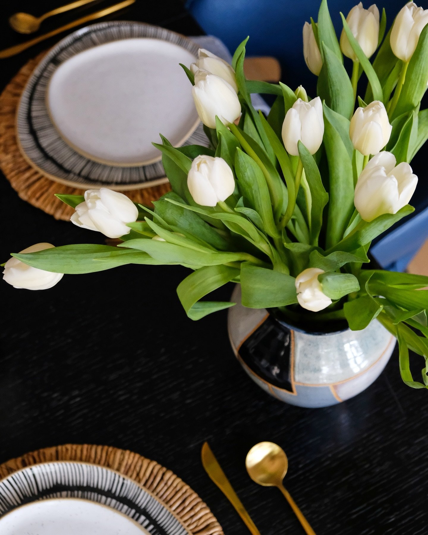 Happy Earth Day and happy Passover to all who celebrate! 💐 🌎 🕊️ 

Design by @citytosuburbinteriors 
Photo by @lisarussmanphoto 
Ceramics by @indigo_road_studio