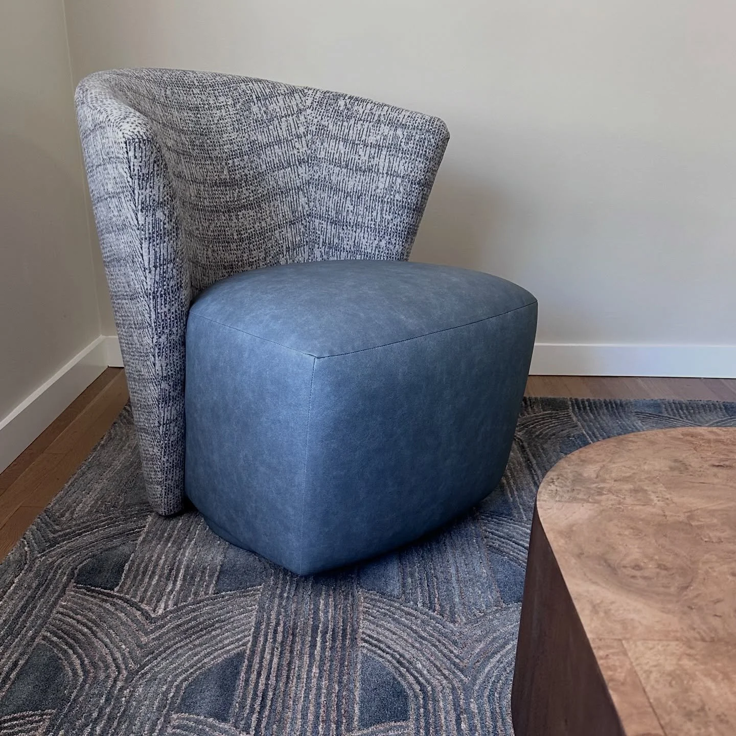 This partial Living Room delivery shows it&rsquo;s always worth a little splurge for the right statement piece.✨These unique swivel chairs customized with luxe (and durable!) fabrics instantly elevate the space and coordinate beautifully with the cur
