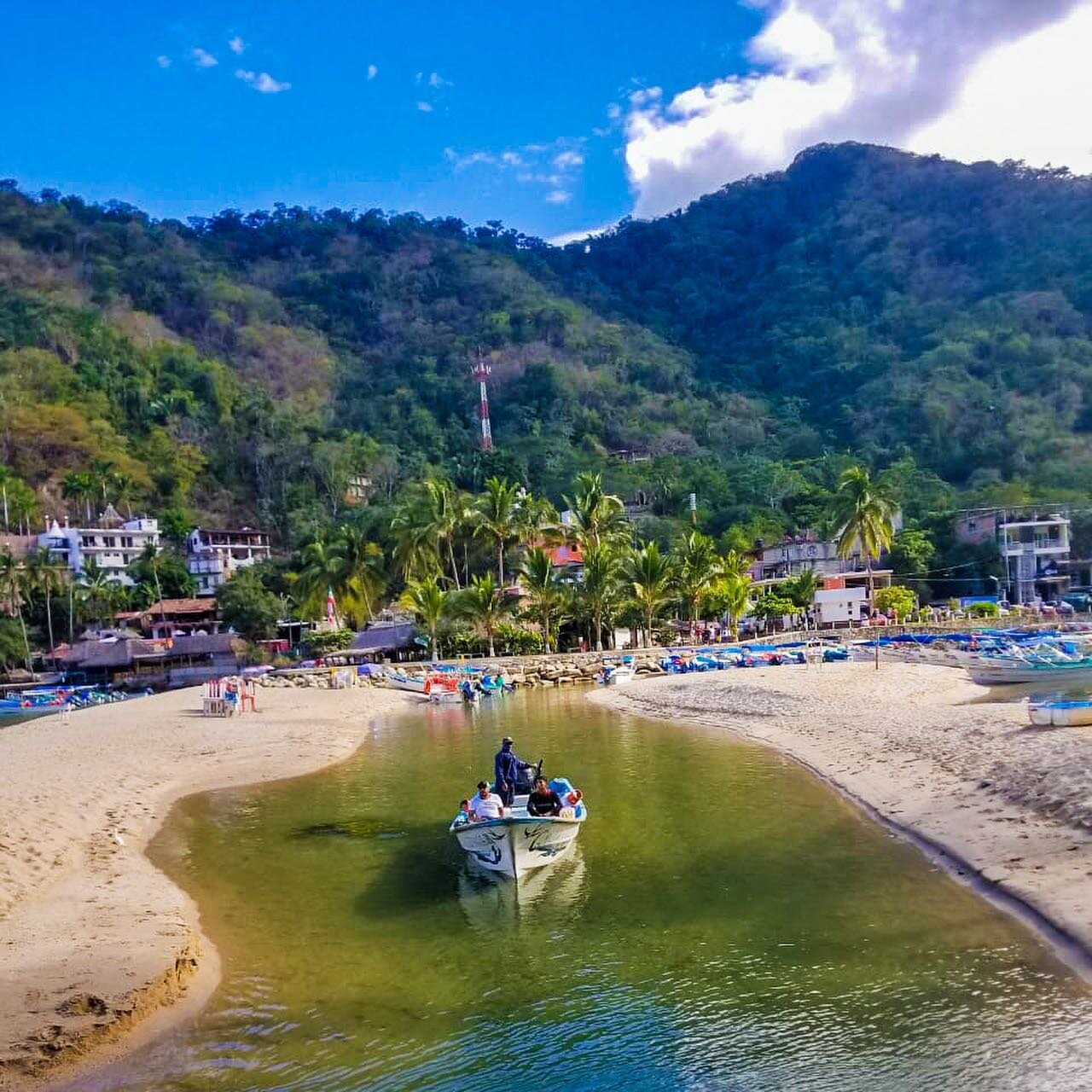 Who wants to go hiking? 
&bull;
&bull;
&bull;
&bull;
&bull;
#vallarta #visitpuertovallarta #visitmexico #bellas #buenosdias #latinas #mexican #fitness #love #bella  #selfie #jalisco #rubia #travel #chula #hermosa #sunset #linda #guapa #beach #playa #