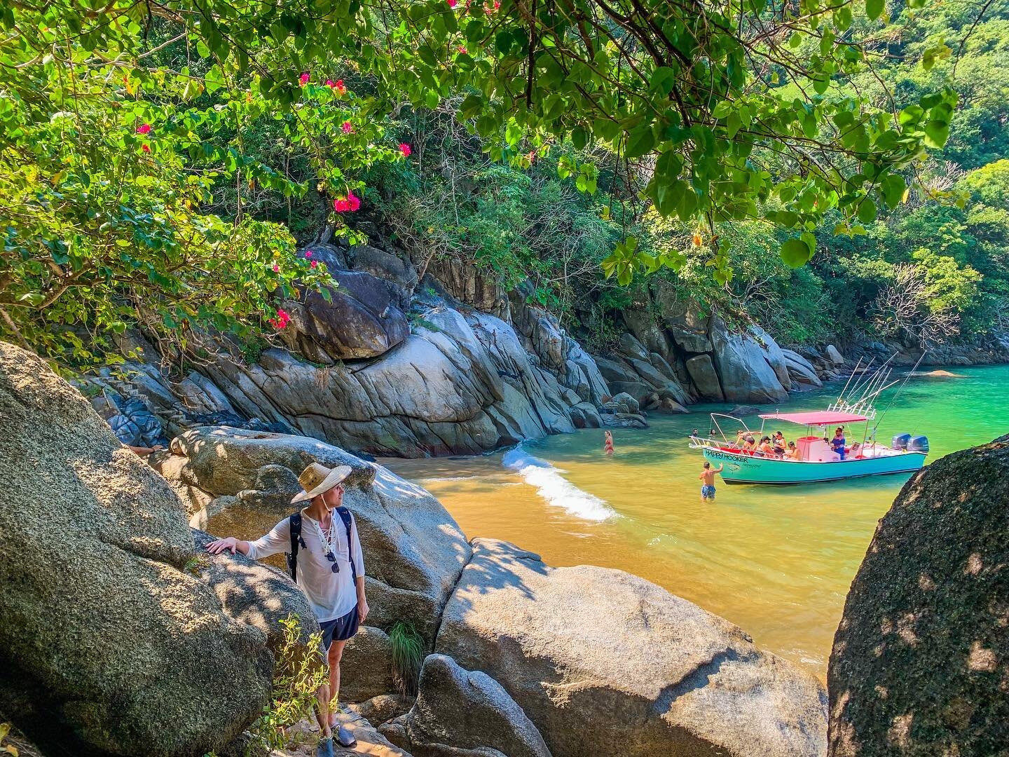 Always happy clients on our Jungle Coastline Hike with @estigotours &amp; Puerto Vallarta Activities by @mydeztination 🦎🌴