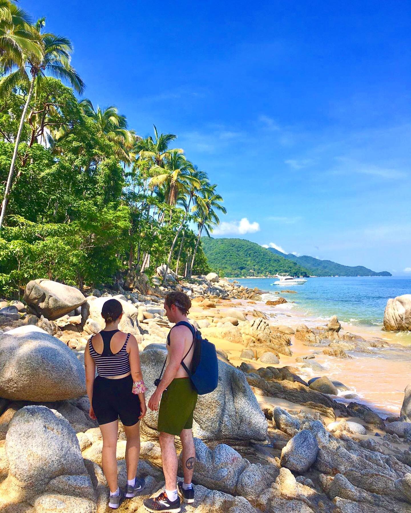 Happy clients after a fun day of hiking our jungle coastline waterfall tour 🏝🍌

#puertovallartaactivities #pvactivities #mydeztination @estigotours #vallartaactivities #hiking #junglechallenge #waterfallhike #pacificocean #prettyviews #puertovallar